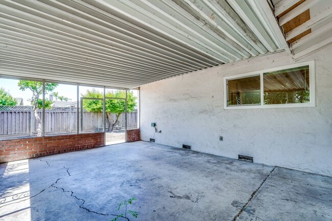 Building Photo - Spacious 3 Bedroom 2 Bath Home with 2 Car Garage and Central Air Conditioning