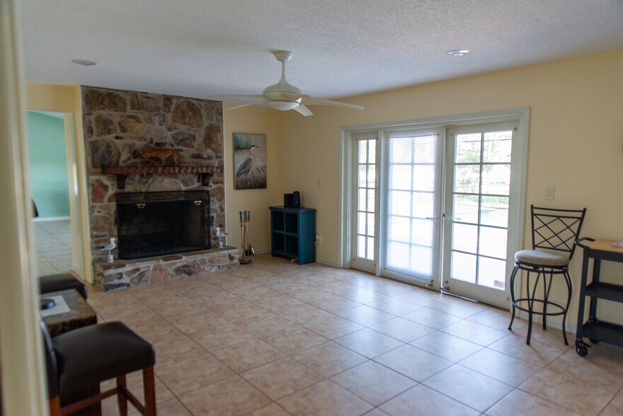 Building Photo - 315 Lazy Acres Ln