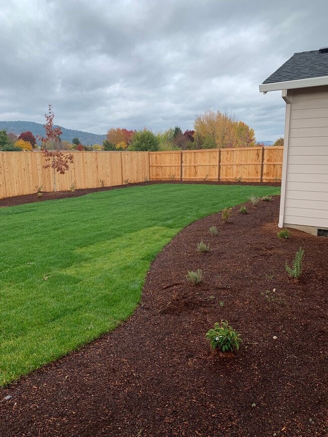 Building Photo - 3 Bedroom 2 Bath Single Family home with L...