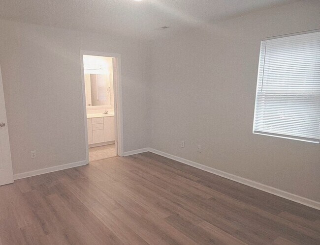 Building Photo - LOCATION, LOCATION, LOCATION! ONLY MINUTES TO WRIGHTSVILLE BEACH, CENTRAL TO ALL ILM HAS TO OFFER!!!