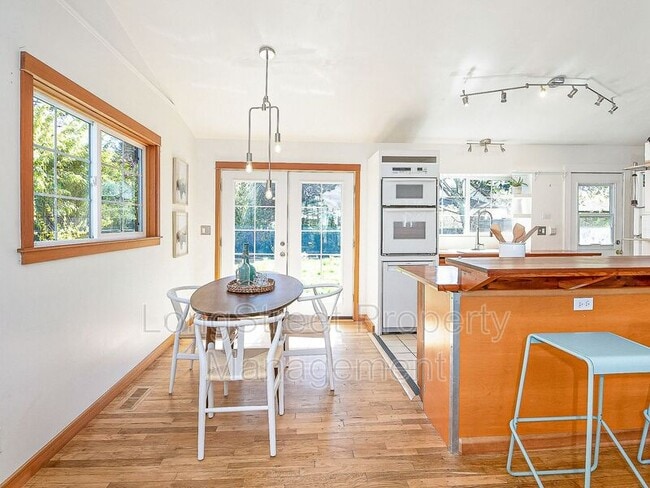 Building Photo - 1066 NE Madrona St