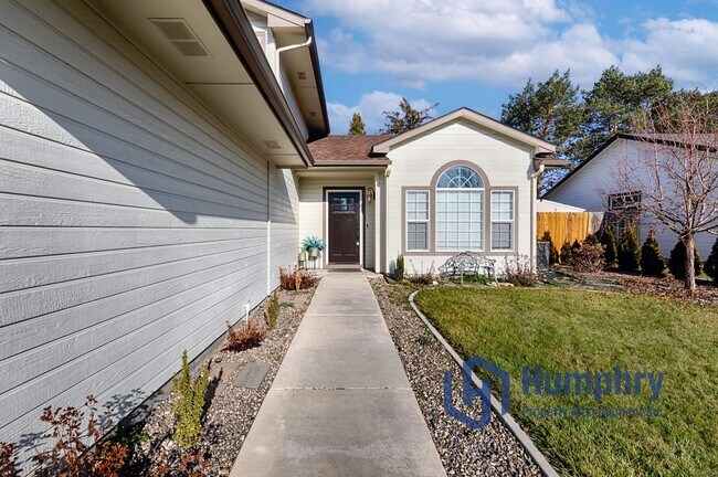 Building Photo - Beautiful home located just minutes from Settler's Park!