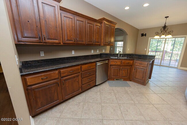 Building Photo - 2709 Summit Dr