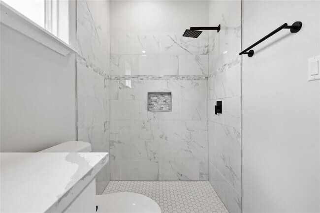 Building Photo - 956 TX-304