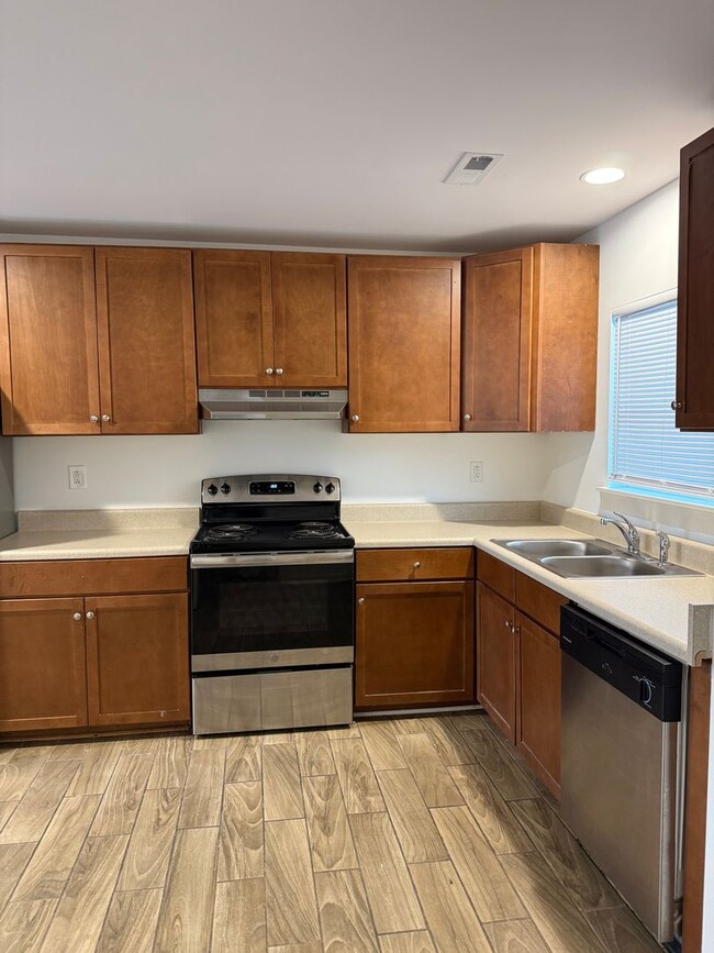 Building Photo - Spacious Rental Minutes from Downtown Nashville!