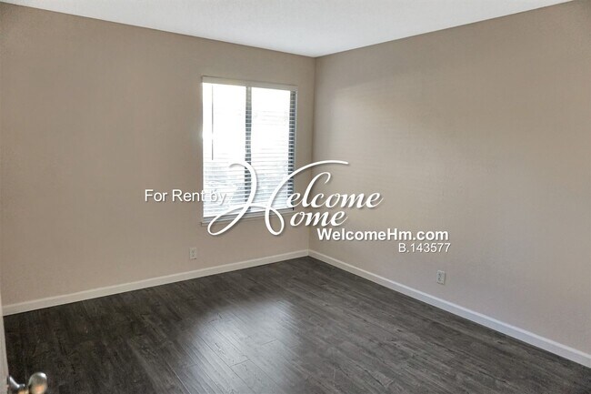 Building Photo - Convenient & Cozy Ground Level Condo Near ...