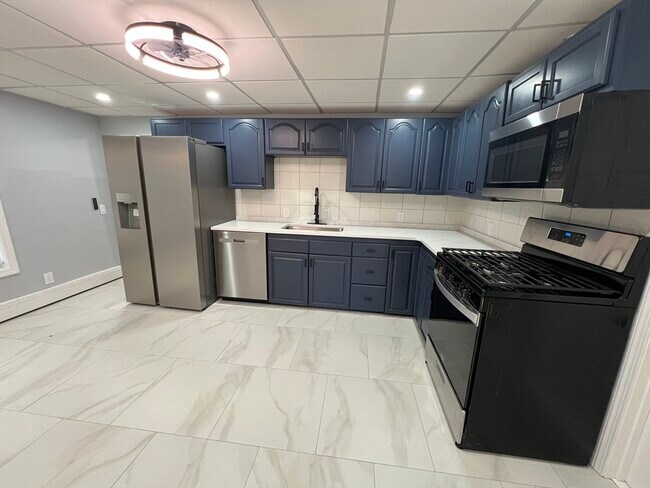 Building Photo - 452 Salem St