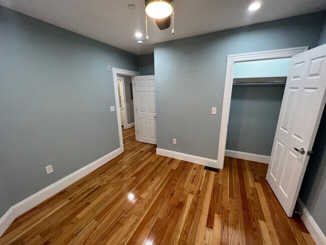 Building Photo - Huge updated 4 bed unit near Union Sq in S...
