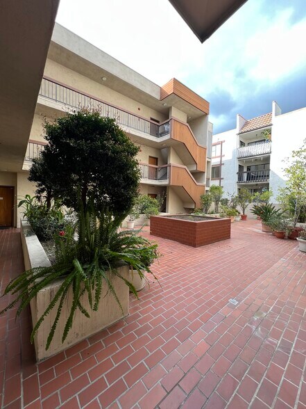 view of courtyard from front door - 511 N Jackson St