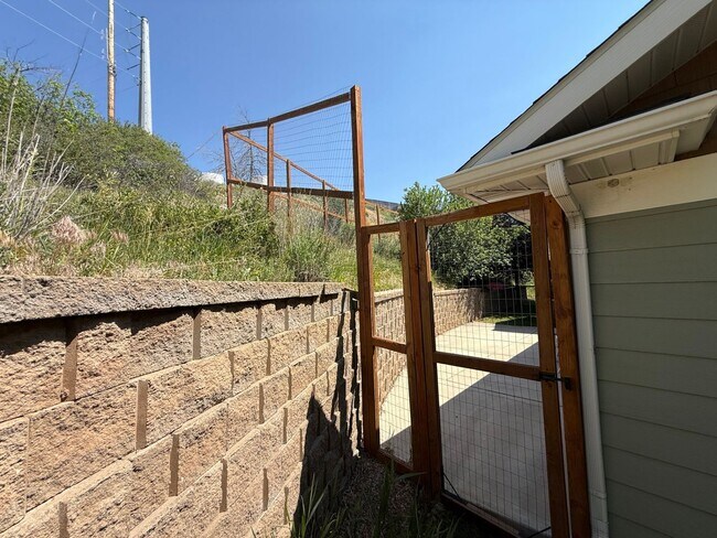 Building Photo - 3 Bed 2 Bath Large Beautiful Home