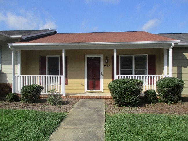 Primary Photo - 2 BR Townhome! Looks Great!