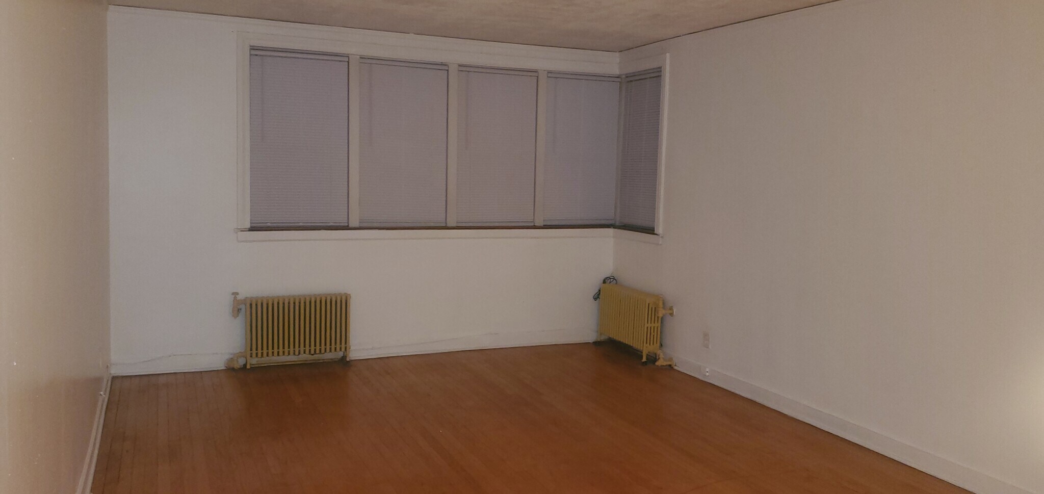 Living Room - 6519 S Eberhart Ave