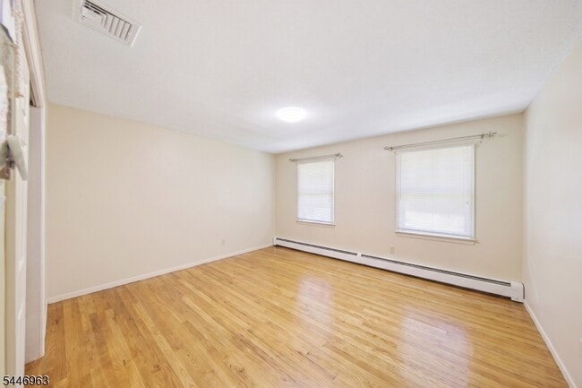 Building Photo - 2057 Lakeside Dr W