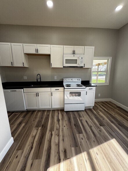 Building Photo - 118 Bank St