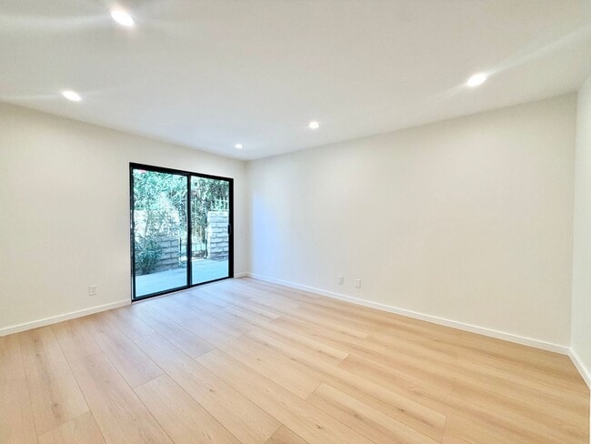 Building Photo - AVAILABLE NOW!! 1 Bedroom 1 Bathroom Condo in Palm Springs!