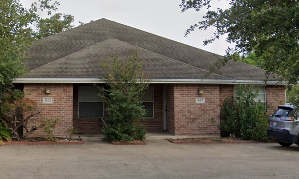 Primary Photo - 947 Willow Pond St