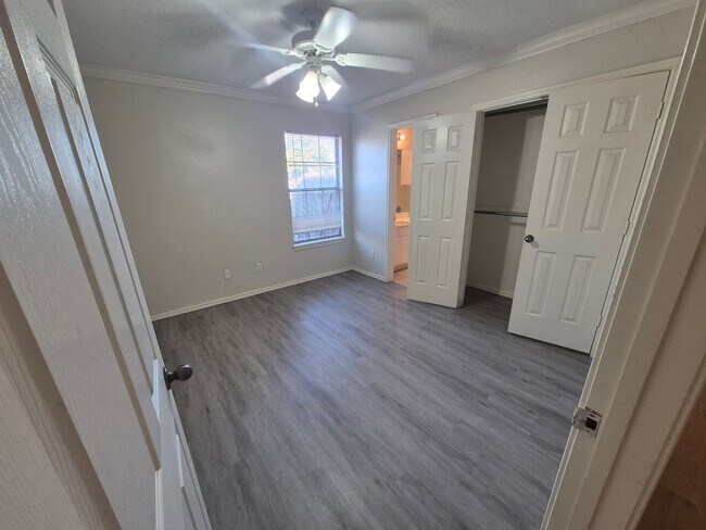 Building Photo - 809 N Evanston Ave