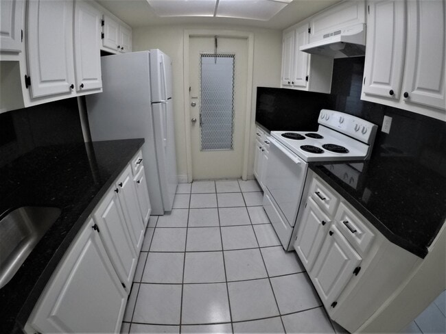 Building Photo - 9390 E Bay Harbor Dr