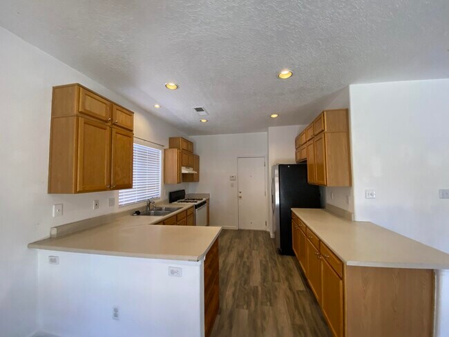 Building Photo - 1412 Stone Canyon Rd NE