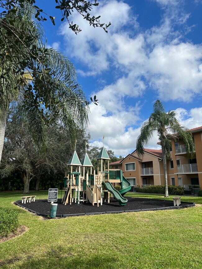 Building Photo - 151 SW Palm Dr