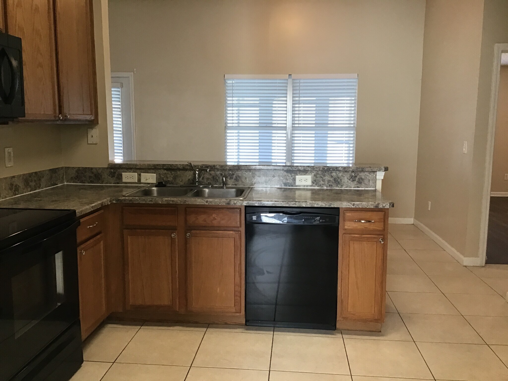 Building Photo - 2038 Belhaven Dr