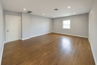Building Photo - Modern 3 bed / 2 bath Apartment for Rent -...