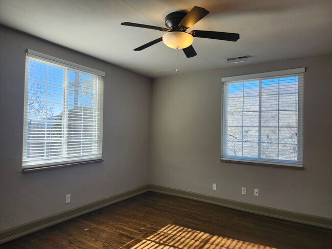 Building Photo - 4911 Sunnyside Ave