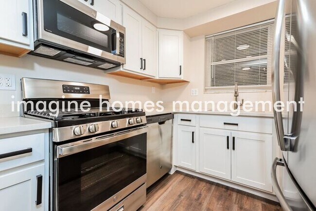 Building Photo - Charming 3 Bedroom for Rent in Brookline!