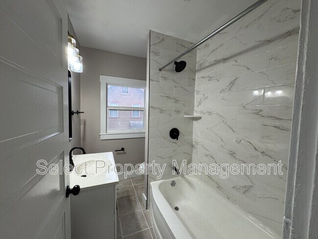 Building Photo - 2927 Hoagland Ave