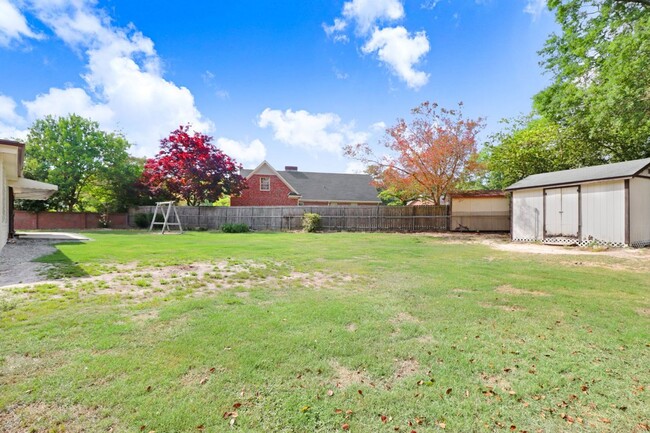 Building Photo - SPACIOUS Brick Home in Goldsboro w/ HUGE C...