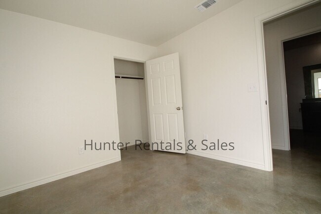 Building Photo - Exceptional 3 Bedroom Heights Duplex