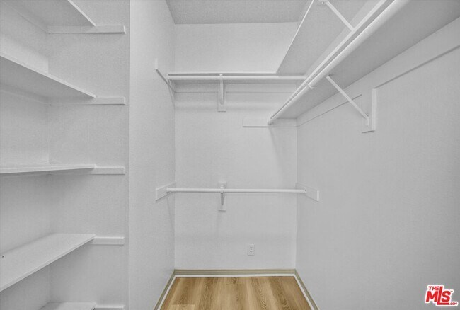 Building Photo - 2222 Beachwood Dr