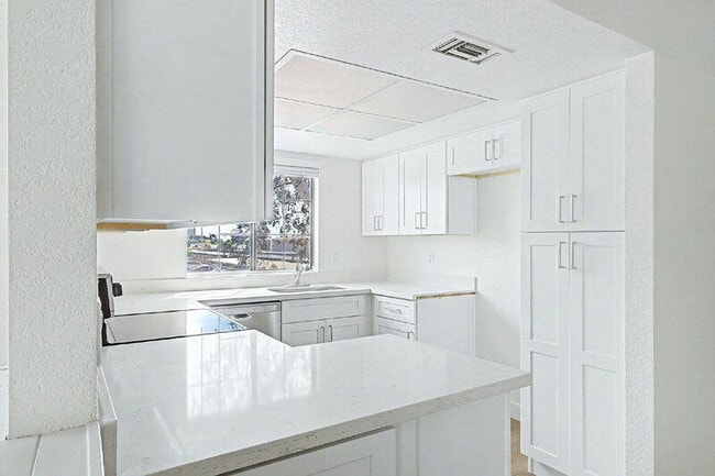 Building Photo - 818 S Westwood