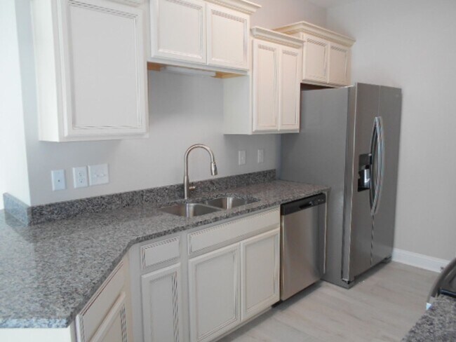Building Photo - 3 bedroom, 2 bath condo at Queens Harbour