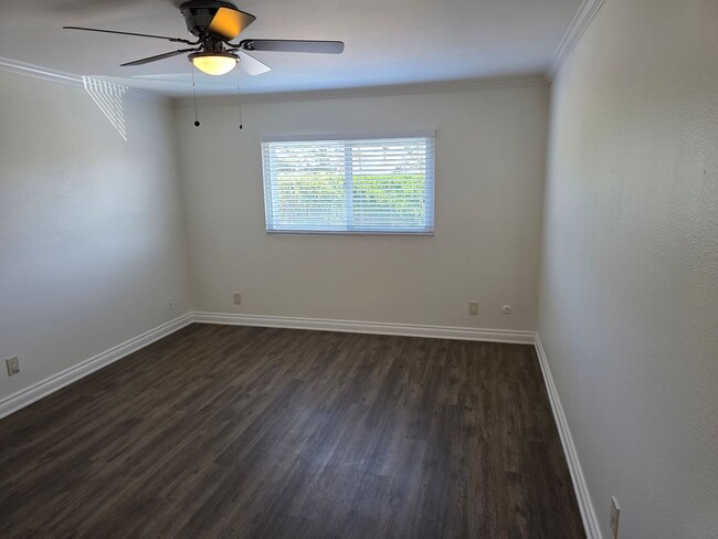 Building Photo - Renovated upstairs 2 bedroom 2 bath condo ...