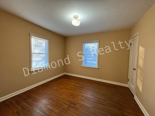 Building Photo - Cute and Clean 2 Bedroom Home Close to Mercy!