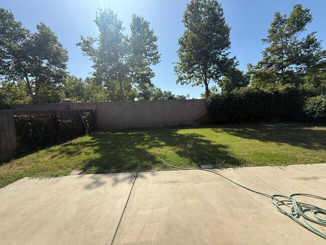 Building Photo - 3-bedrooms and two bathrooms home located in Visalia, CA