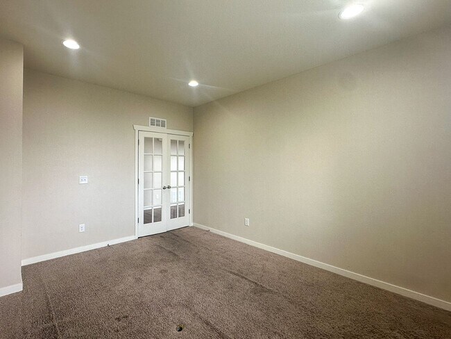 Building Photo - This 4bd home is waiting for you!