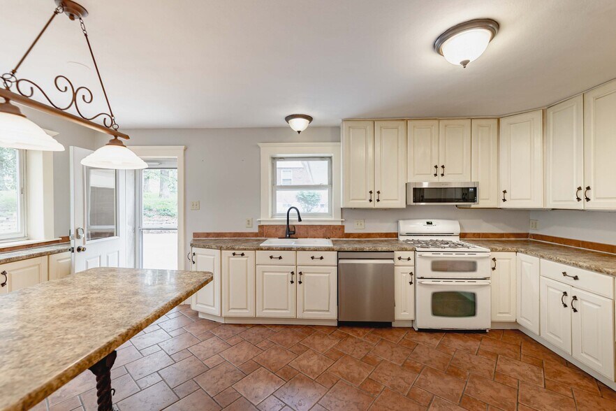 Building Photo - 8859 Rock Forest Dr