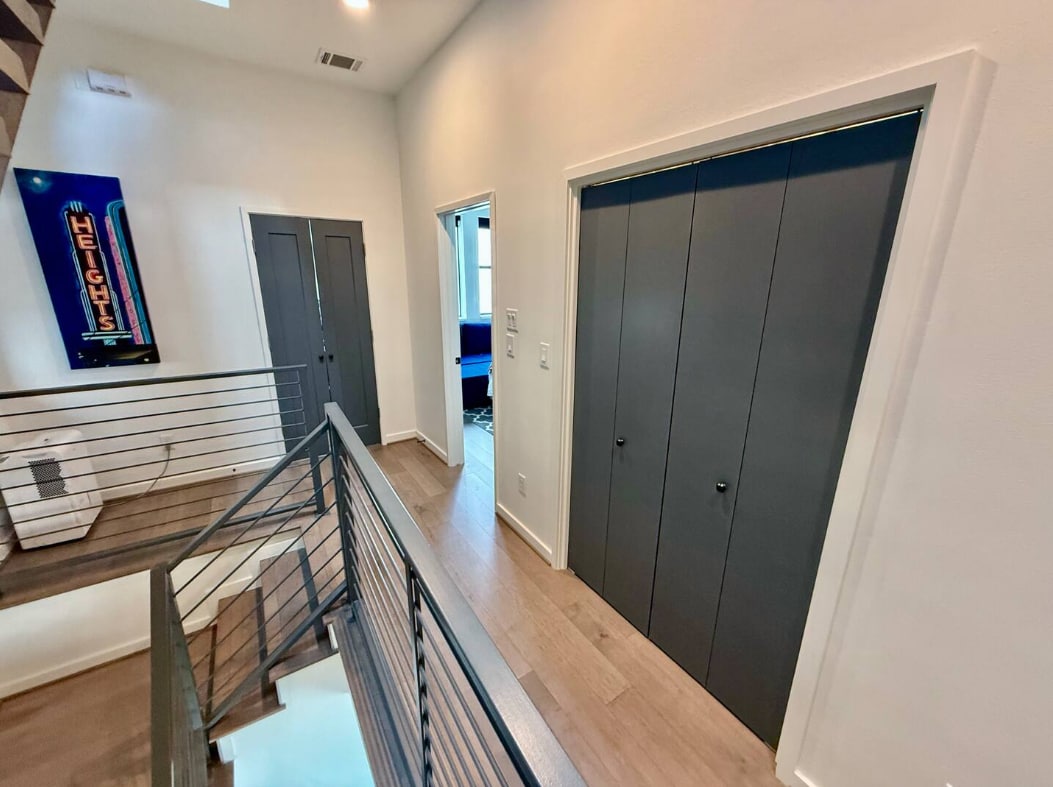Building Photo - 513 Memorial Heights Dr
