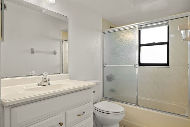 Building Photo - JK - Gulf access with dock and lift Boaters and Canal View Lover's Delight - 2 bedroom 2 bathroom...