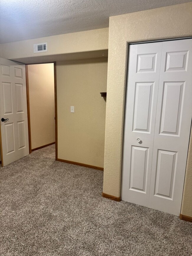 Building Photo - Charming 5 Bedroom