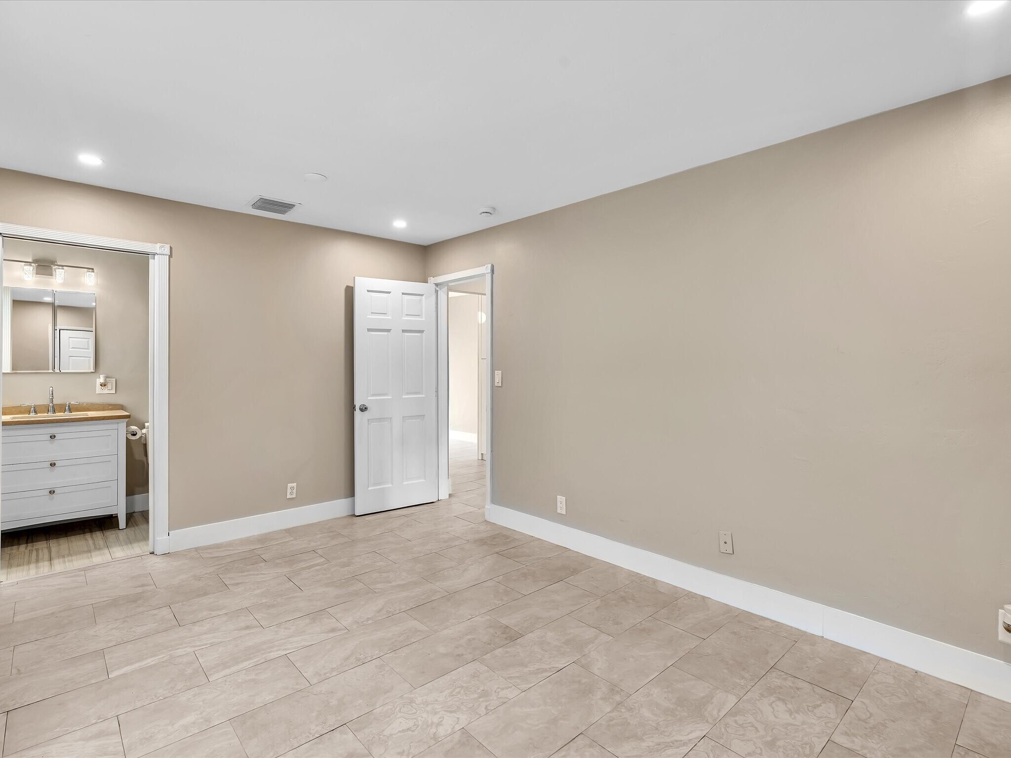 Master bedroom - 5408 NE 3rd Ter