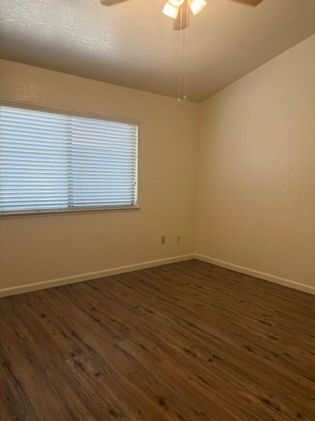 Building Photo - 10808 Sunset Canyon Dr