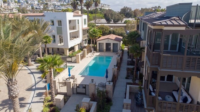 Building Photo - Luxurious Furnished Poolside Penthouse With Ocean Views!