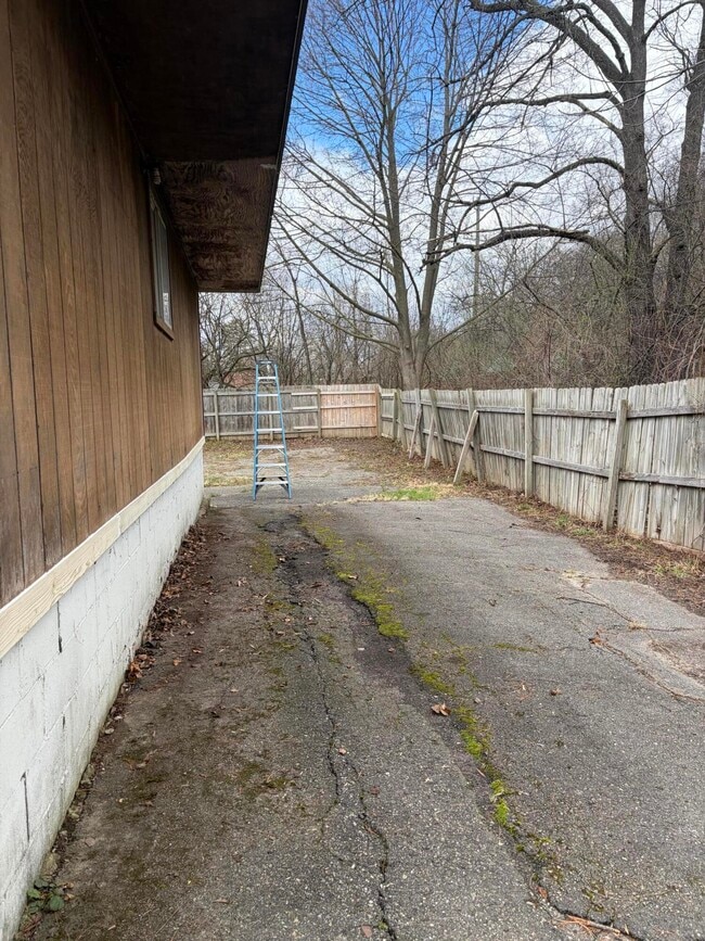 Building Photo - 2866 Golfside Rd