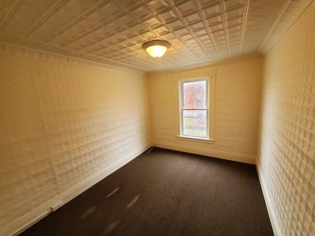 Building Photo - Large 2 Bedroom 2nd Floor Apartment Availa...