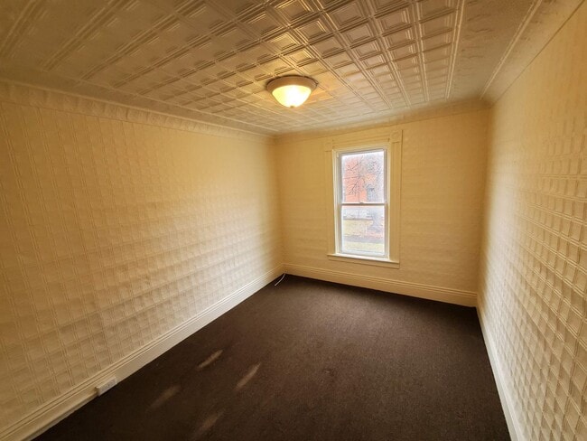 Building Photo - Large 2 Bedroom 2nd Floor Apartment Available Now. Close to 490!
