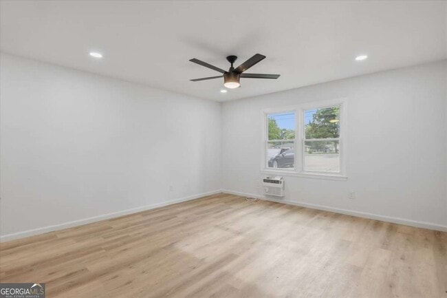 Building Photo - 610 N College Dr