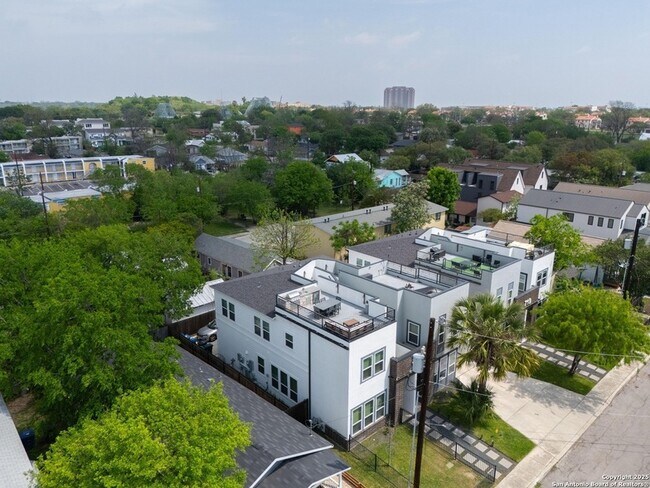 Building Photo - 715 Eleanor Ave